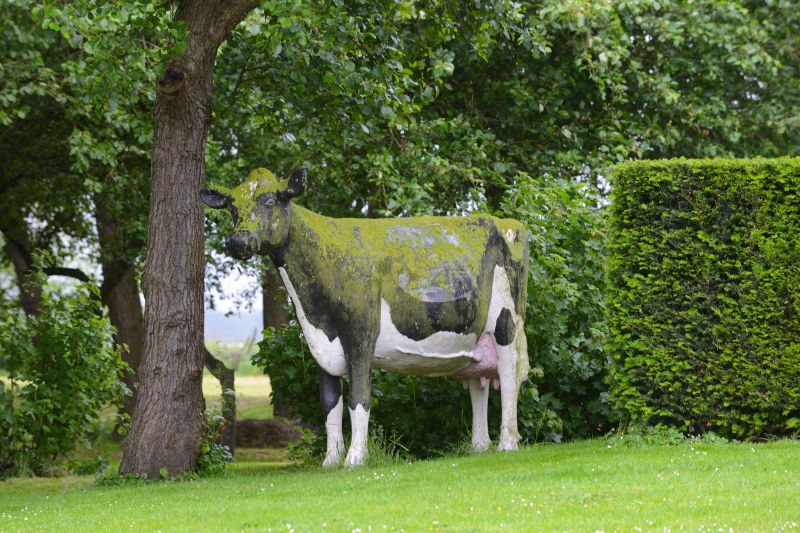 Plastic koeien, tuin- of weideornament